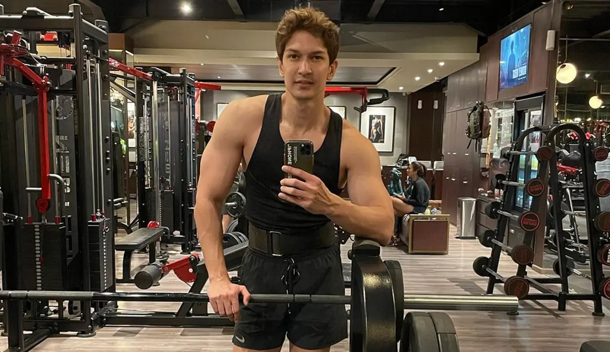 Dimas Beck merasa sudah bosan tampil dengan badannya yang terlalu kurus. Kini penampilannya pun berubah drastis semenjak ia menjaga pola makan dan hobi berolahraga gym. Belakangan ini, mantan personel Bukan Bintang Biasa itu begitu percaya diri dengan tubuh berotot. (Liputan6.com/IG/@dimasbeck)
