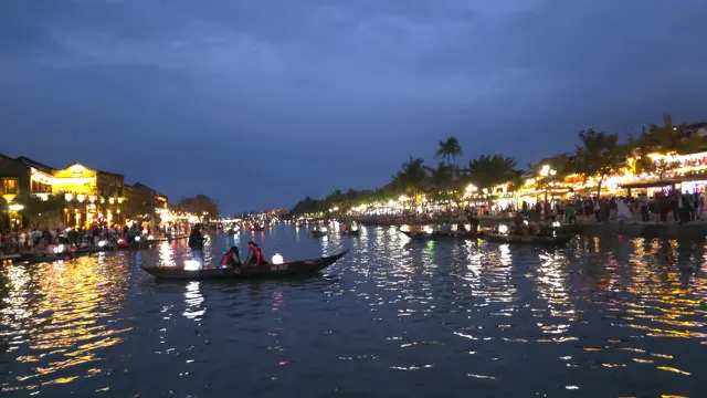 Suasana malam hari di Hoi An, Vietnam