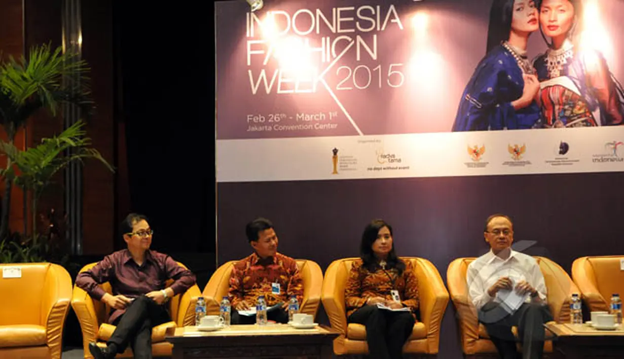 Dirjen EKMDI Pariwisata Hari Waluyo (kanan) bersama Direktur Pengembangan Produk Ekspor Sulistya Wati (ketiga kiri) memberikan keterangan pers jelang Indonesia Fashion Week 2015 di Gedung Sapta Pesona, Jakarta, Selasa (17/2). (Liputan6.com/Panji Diksana)