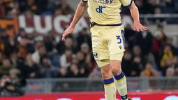 Pemain Verona Josh Doig (atas) berebut bola dengan pemain AS Roma Rick Karsdorp pada pertandingan sepak bola Liga Italia di Stadion Olimpiade Roma, Italia, 19 Februari 2023. AS Roma mengalahkan Verona dengan skor 1-0. (AP Photo/Andrew Medichini)
