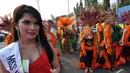 Ratusan waria ikut semarakkan acara Karnaval Seni Budaya DKI Jakarta, Minggu (2/11/2014). (Liputan6.com/Miftahul Hayat)