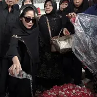 Seperti ini perjuangan Kristina saat merawat Ibundanya yang sedang dirawat di Rumah Sakit.