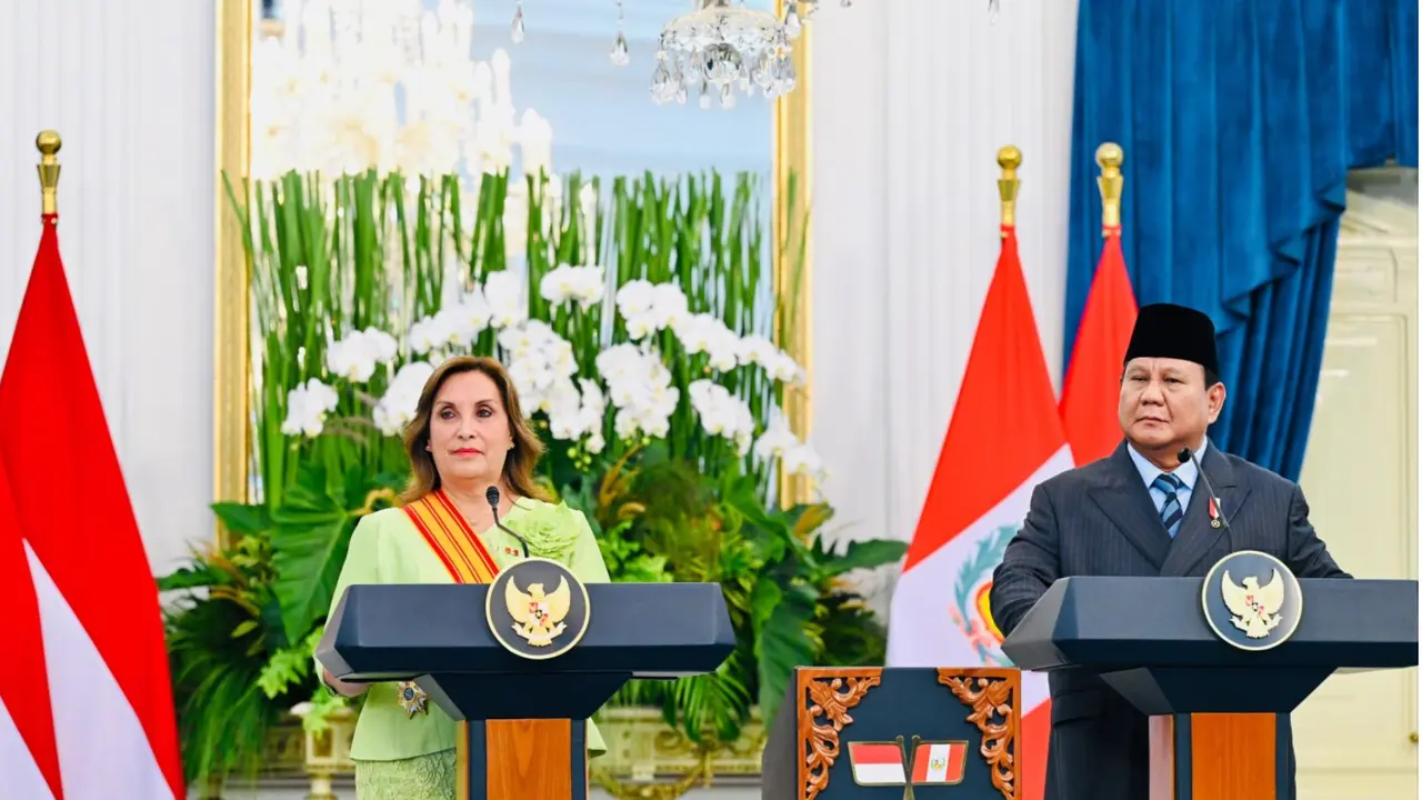 Presiden Republik Indonesia Prabowo Subianto dan Presiden Republik Peru Dina Ercilia Boluarte Zegarra di Istana Merdeka, Jakarta, pada Senin (11/8/2025).