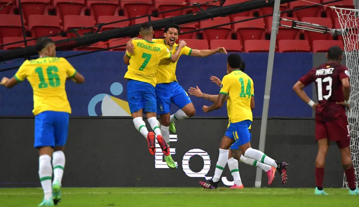 Kebuntuan akhirnya pecah pada menit ke-23. Marquinhos sukses mengkonversi gol dari bola liar setelah terjadi kemelut di tiang gawang ketika tendangan sudut. Brasil unggul atas Venezuela dengan skor 1-0. Keunggulan ini bertahan hingga babak pertama pertandingan dibunyikan. (Foto: AFP/Nelson Almeida)