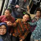 Gubernur DKI Basuki 'Ahok' Tjahaja Purnama berada di dalam bus Scania jenis premium Low City Bus saat test drive display bus di Balai Kota DKI Jakarta, Jumat (11/3). Bus ini nantinya menjadi standard bus yang ada di Ibu Kota. (Liputan6.com/Gempur M Surya)