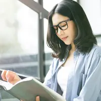 Ilustrasi perempuan cantik dan cerdas/copyright shutterstock.com/zEdward_Indy