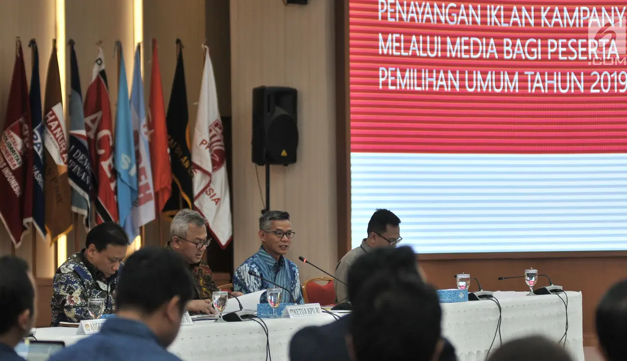 Komisioner KPU memimpin pengundian zona kampanye rapat umum untuk peserta Pemilu 2019 di Kantor KPU RI, Jakarta, Rabu (6/3). Pengundian dilakukan Ketua KPU Arief Budiman bersama perwakilan tim kampanye 01 dan 02. (merdeka.com/Iqbal S Nugroho)