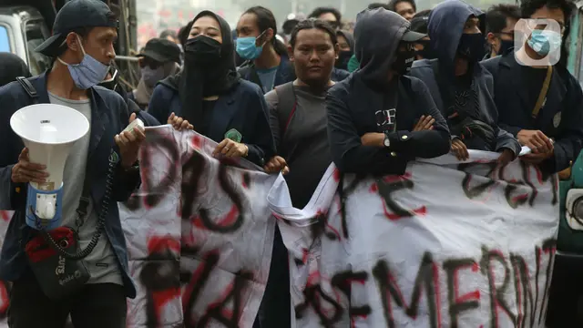 FOTO: Peringati Hari Pahlawan, Mahasiswa Berunjuk Rasa Tuntut Pencabutan Pengesahan UU Cipta Kerja