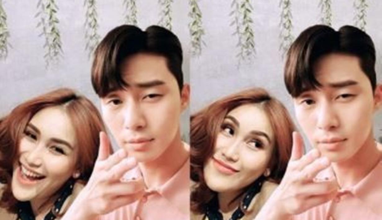 Ayu Ting Ting sangat mengidolai Park Seo Joon. Saking ngefans, penyanyi lagu Alamat Palsu ini sampai unggah editan foto ia akrab dengan Park Seo Joon. Netizen hanya bisa senyum lebar melihat editan foto ini, (Liputan6.com/IG/ayutingting92)