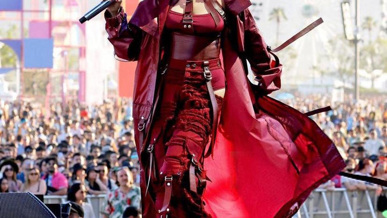 8 Gaya Memukau Niki Zefanya Tampil Perdana di Coachella 2022