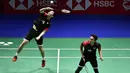 Ganda putra Indonesia Hendra Setiawan (kiri) / Mohammad Ahsan (kanan) saat bertanding menghadapi Fajar Alfian / Muhammad Rian Ardianto pada semifinal Kejuaraan Dunia Bulu Tangkis 2019 di St Jakobshalle, Basel, Swiss, Sabtu (24/8/2019). Hendra / Ahsan melaju ke final. (FABRICE COFFRINI/AFP)