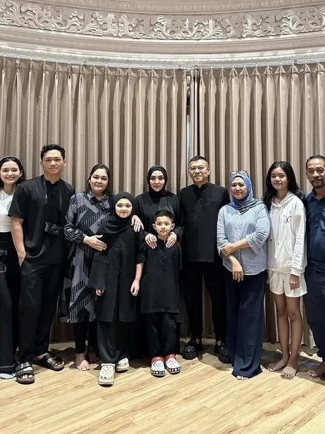 Sarah Menzel Ketika Antar Kekasihnya Azriel Hermansyah Umrah