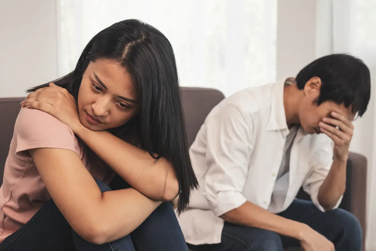 perempuan dan pasangan bertengkar april