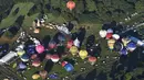 Sejumlah balon udara bersiap untuk diterbangkan di Bristol International Balloon Fiesta ke 37  di Inggris, Jumat (7/8/2015). Festival balon terbesar di eropa ini berlangsung selama empat hari.  (REUTERS/Toby Melville)