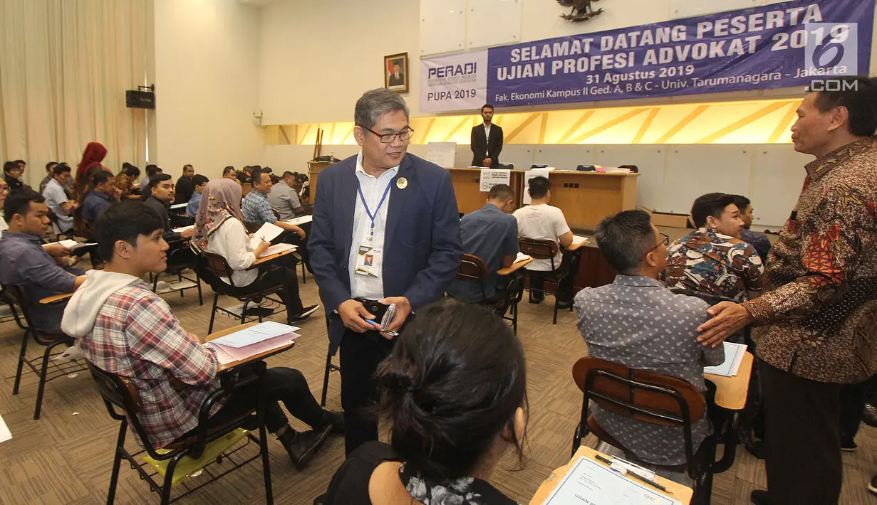 Ketua Umum DPN Peradi Fauzi Hasibuan (kiri) bersama Dirjen HAM Kemenkumham Mualimin Abdi meninjau ujian profesi advokat di Universitas Taruma Negara, Jakarta, Sabtu (31/8/2019). PERADI secara serentak menyelenggarakan Ujian Profesi Advokat di 39 kota seluruh Indonesia. (Liputan6.com/Herman Zakharia)
