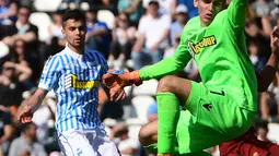 Kiper SPAL, Alex Meret (kanan) saat bertanding melawan AS Roma di Paolo Mazza Stadium, Ferrara, Italia. Kiper berusia 21 tahun ini sudah masuk dalam pantauan Juventus dan dianggap sebagai calon kiper masa depan Italia. (MIGUEL MEDINA/AFP)