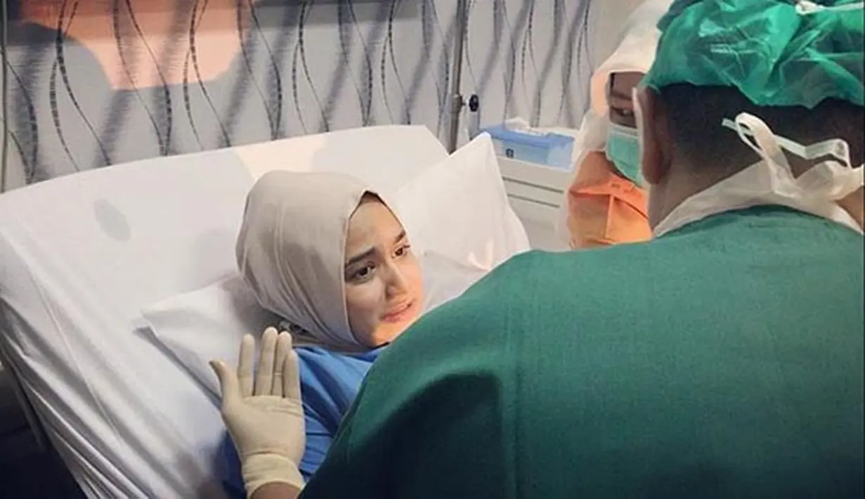 Ditemui di RSIA Kemang, Jakarta Selatan, Hengky mengutarakan kebahagiannya dikaruniai bayi laki-laki bersama Sonya. Ia pun bercerita proses perjuangan Sonya melahirkan anak laki-lakinya tersebut. (Instagram/hengkykurniawan)