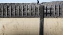 Seorang kolektor besi tua berlari di atas tumpukan besi setelah melompat untuk mencari besi tua untuk bersepeda di pabrik pengolahan logam di Germiston, sebelah timur Johannesburg, Afrika Selatan (30/5/2022). (AP Photo/Themba Hadebe)