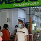 Warga mengantre di luar apotek untuk membeli masker, termometer, dan pembersih tangan di Singapura (29/1/2020). Singapura sejauh ini mengonfirmasi tujuh kasus virus corona - semuanya datang dari Wuhan. (AFP Photo/Roslan Rahman)