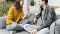 8 Cara Memulai Deep Talk dengan Pasangan agar Hubungan Makin Dekat dan Hangat