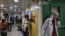 Warga sipil berlindung di stasiun bawah tanah di Haifa pada Minggu 1 Maret 2026, di tengah kekhawatiran akan serangan Iran. Sirene serangan udara bergema di seluruh penjuru negeri Israel, termasuk di kota-kota besar seperti Tel Aviv, Yerusalem, Haifa, dan Beer Sheva. (Jalaa MAREY/AFP)