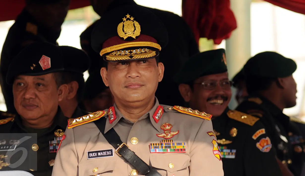 Kabareskrim Mabes Polri, Komjen Pol Budi Waseso terlihat hadir menyaksikan upacara serah terima jabatan sepuluh perwira tinggi  TNI AD di Markas Divisi Infanteri I Kostrad, Cilodong, Jawa Barat, Jumat (31/7/2015). (Liputan6.com/Helmi Fithriansyah)