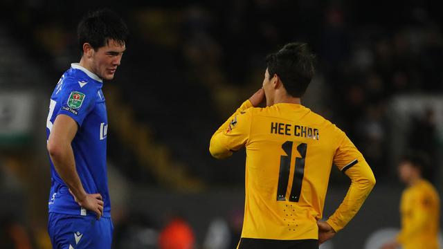 Elkan Baggott berduel dengan Hwang Hee-chan di Carabao Cup 2022/2023