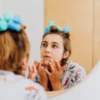 Rutinitas skincare malam tidak harus terdiri dari banyak langkah. Perawatan yang sederhana dan konsisten dapat membantu menjaga kesehatan kulit. (Foto/Dok: Pexels)