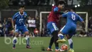 Pemain Persib Bandung, Achmad Jufriyanto, berebut bola dengan Gian Zola saat latihan. Rencananya Pangerang Biru akan kembali berlatih esok sore di tempat dan waktu yang sama. (Bola.com/Vitalis Yogi Trisna)