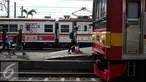 Sejumlah penumpang bersiap menaiki kereta rel listrik di Stasiun Bogor, Jawa Barat, Rabu (21/12). PT KAI Commuter Jabodetabek (KCJ) berupaya untuk meningkatkan kualitas pelayanan guna memenuhi kebutuhan pengguna. (Liputan6.com/Faizal Fanani)