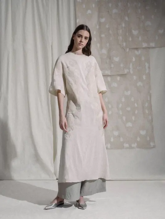 Koleksi Ramadan 2024 ini menyuguhkan pilihin style dengan tampilan ‘young’ hingga ‘mature’ dengan didominasi oleh tekstur bahan katun yang nyaman dan dipadukan dengan material tulle cantik yang khas.  [Sapto Djojokartiko]