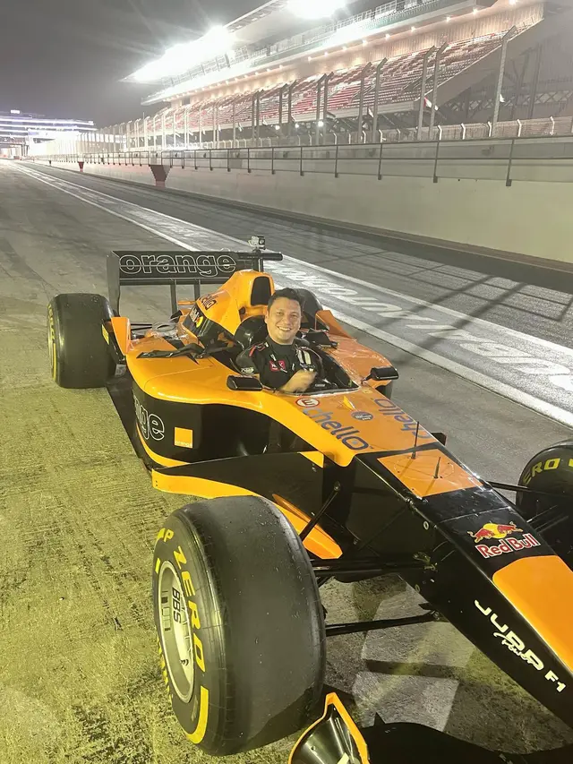 Tampil Keren, Ini 7 Gaya Christian Sugiono Jajal Mobil F1 di Dubai