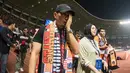 <p>Mantan pemain Persija Jakarta, Ismed Sofyan bersama istrinya memberikan salam perpisahan usai dirinya tak lagi menjadi bagian dari skuat Macan Kemayoran usai laga pekan kesepuluh BRI Liga 1 2022/2023 antara Persija Jakarta melawan Madura United FC di Stadion Patriot Candrabhaga, Bekasi, Sabtu (17/09/2022). (Bola.com/Bagaskara Lazuardi)</p>