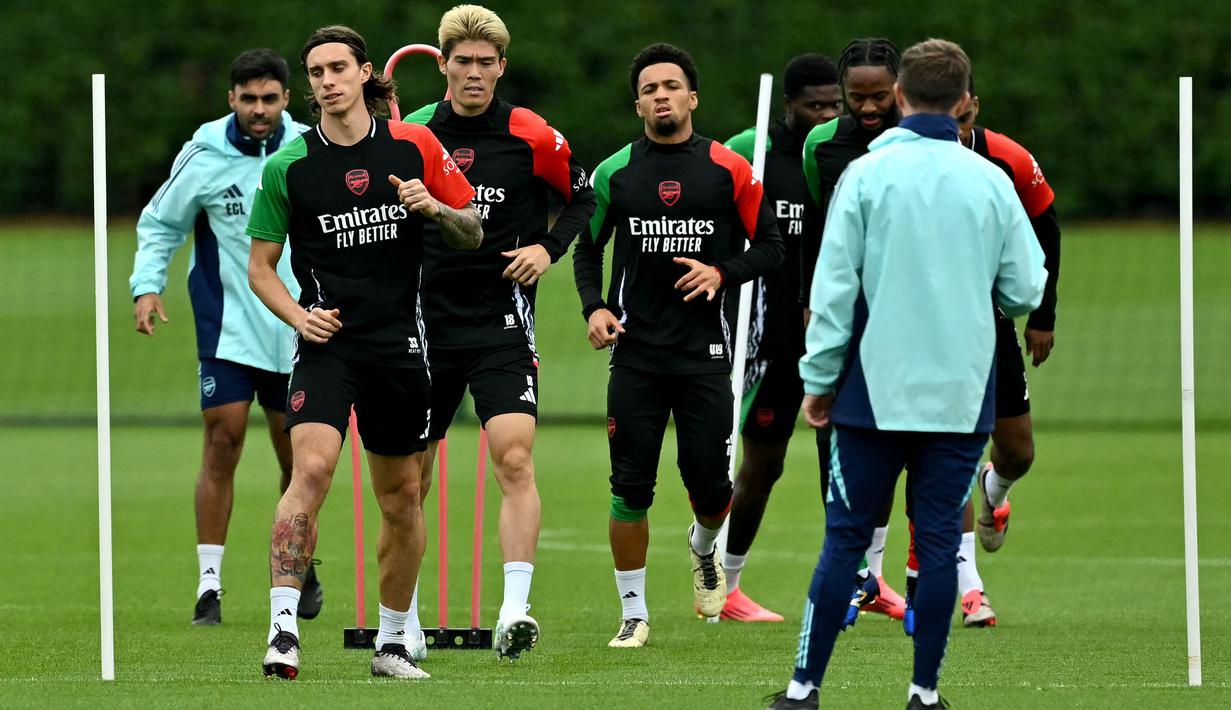 Pemain Arsenal, Riccardo Calafiori mengikuti latihan bersama timnya menjelang laga lanjutan Liga Champions melawan PSG di Arsenal Training Centre, Hertfordshire, Inggris, Selasa (01/10/2024). (AFP/Glyn Kirk)
