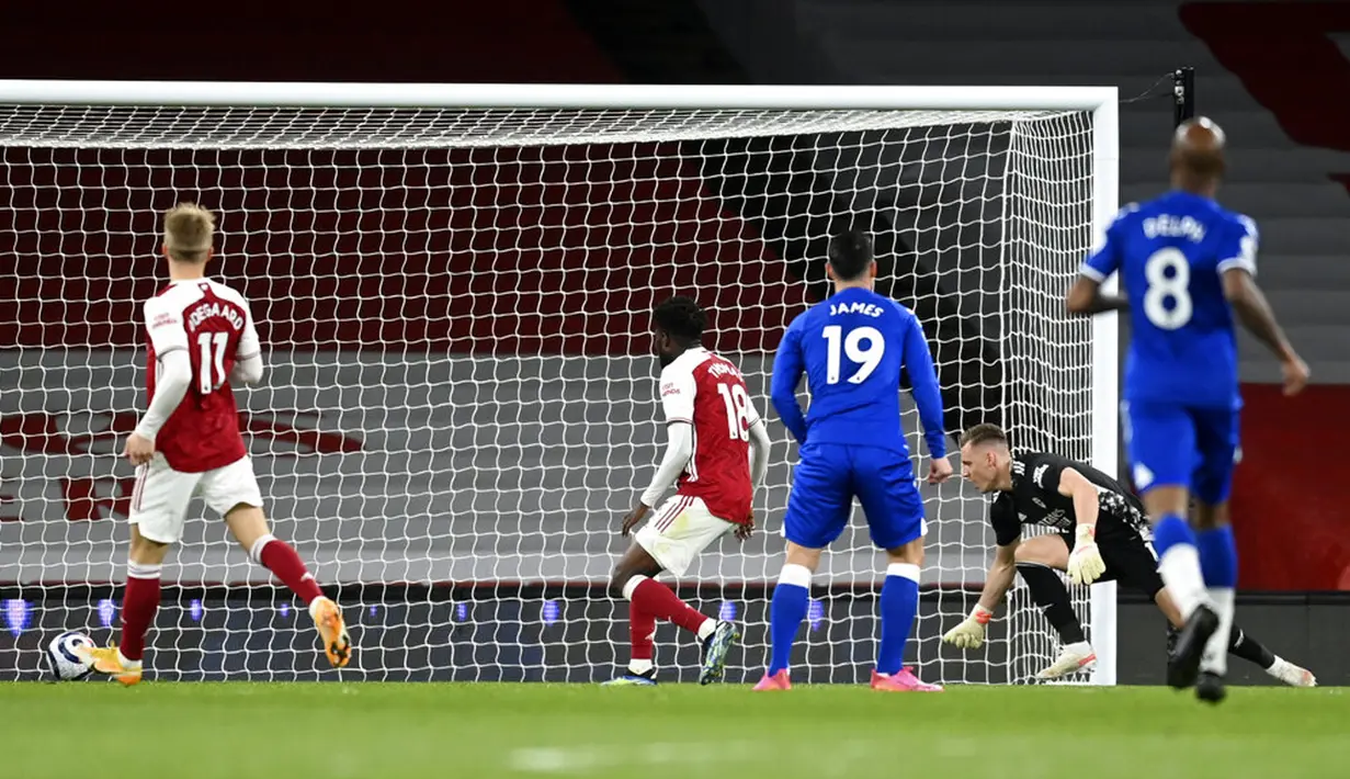 Kiper Arsenal Bernd Leno (kedua kanan) mencetak gol bunuh diri saat melawan Everton pada pertandingan Liga Inggris di Emirates Stadium, London, Inggris, Jumat (23/4/2021). Arsenal kalah 0-1 dari Everton. (Michael Regan/Pool via AP)
