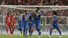 Pemain Persib Bandung merayakan gol yang dicetak Artur Gevonrkyan ke gawang Persija Jakarta pada laga Shopee Liga 1 di SUGBK, Jakarta, Rabu (10/7). Persija bermain imbang 1-1 atas Persib. (Bola.com/Yoppy Renato)