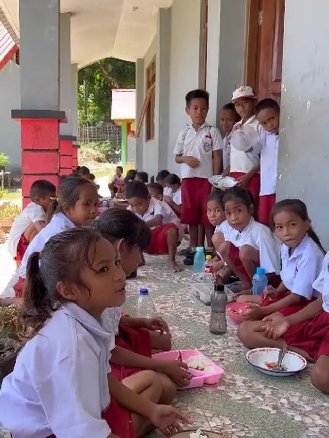 Bagikan Makan Siang, Ini 7 Momen Nikita Willy Kunjungi SD di Sumba
