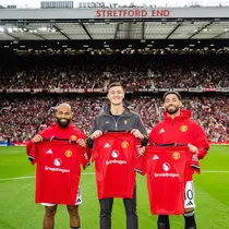 Bryan Mbeumo (kiri), Benjamin Sesko (tengah), dan Matheus Cunha (kanan), diperkenalkan oleh Manchester United ke publik Old Trafford jelang laga uji coba kontra Fiorentina, Sabtu (9/8/2025) malam WIB. (Bola.com/X/Fabrizio Romano)