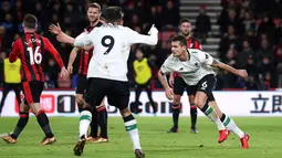 Pemain Liverpool, Dejan Lovren berselebrasi setelah mencetak gol ke gawang AFC Bournemouth pada pekan 18 Premier League di Vitality Stadium, Minggu (17/12). Liverpool mencukur tuan rumah AFC Bournemouth empat gol tanpa balas. (Andrew Matthews/PA via AP)