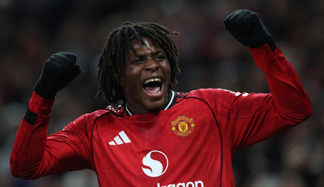 Pemain Manchester United, Patrick Dorgu melakukan selebrasi setelah mencetak gol ke gawang Newcastle dalam laga bertajuk Boxing Day Liga Inggris 2025/2026 di Old Trafford, Manchester, Inggris, Jumat (26/12/2025) waktu setempat. (AFP/Darren Staples)