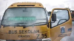 Pengasapan antibakteri pada bus sekolah di Pool Unit Pelayanan Angkutan Sekolah (UPAS) DKI Jakarta, Kramat Jati, Selasa (5/1/2021). Sterilisasi dan pengasapan antibakteri bus sekolah dilakukan usai digunakan mengangkut pasien terpapar Covid-19 menuju rumah sakit rujukan. (merdeka.com/Iqbal Nugroho)