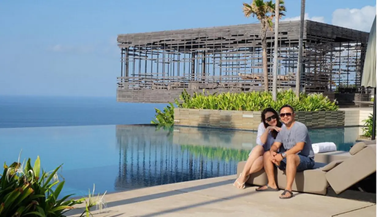 Banyak pelajaran didapat selama membina rumah tangga dengan presenter dan pemeran itu. Suka duka dan berbagai cobaan pernah dirasakan oleh pasangan ini. (Instagram/monaratuliu)