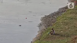 Warga melakukan aktivitas mancing di Kanal Banjir Barat, Jakarta, Selasa (9/6/2020). Fase pertama PSBB transisi di Ibukota dimanfaatkan warga untuk memancing. (Liputan6.com/Johan Tallo)