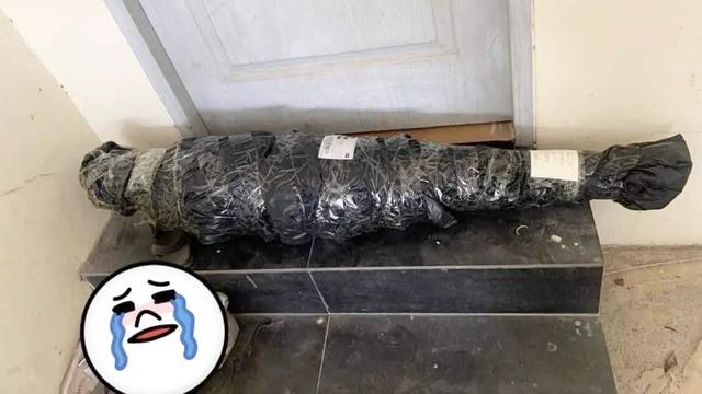 6 Potret Paket Barang Online Seperti Pocong Ini Nyeleneh, Sukses Bikin Kaget
