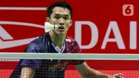 Pebulu tangkis tunggal putra Indonesia, Jonatan Christie saat berhadapan dengan Su Li Yang (Taiwan) pada babak 32 besar Daihatsu Indonesia Master 2025 di Istora Senayan, Jakarta, Rabu (22/1/2025). (Liputan6.com/Herman Zakharia)