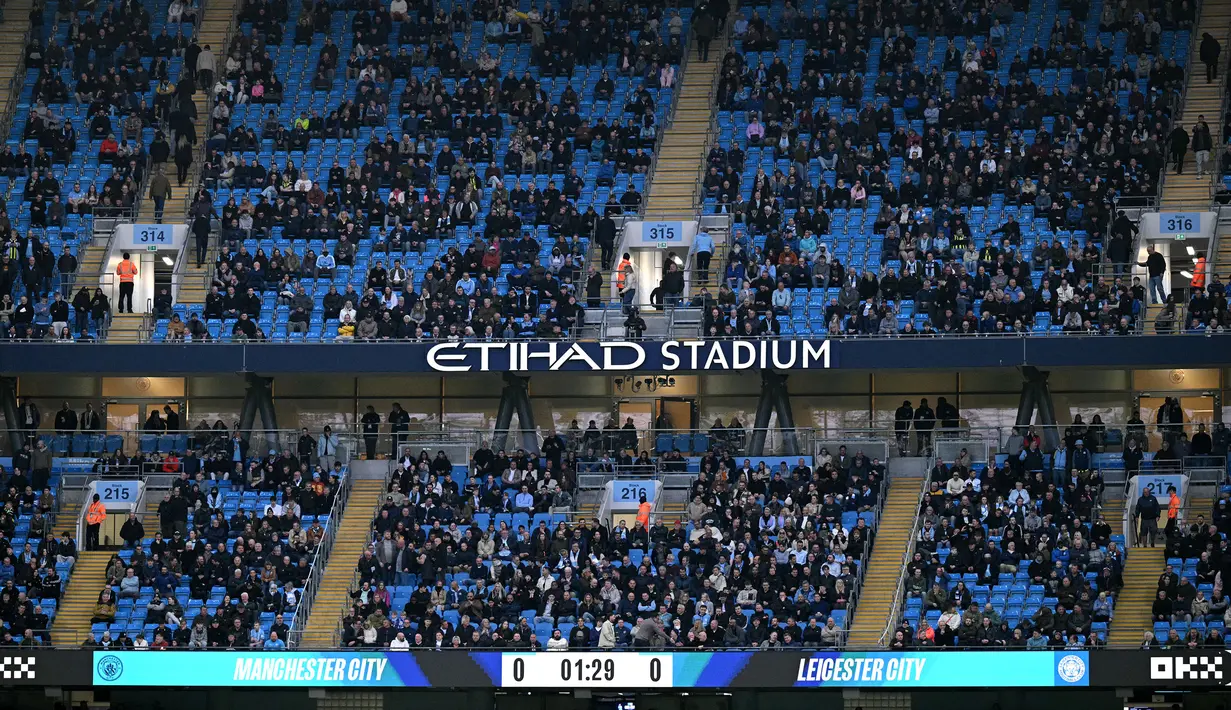 Pemandangan tribune kosong dalam laga lanjutan Liga Inggris 2024/2025 antara Manchester City melawan Leicester di Etihad Stadium, Manchester, Inggris, Rabu (02/04/2025) waktu setempat. (AFP/Oli Scarff)