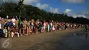 Ratusan wisatawan menyaksikan pelepasan tukik di Pantai Kuta Bali, 31 Agustus 2015. Pelepasan tukik merupakan upaya pelestarian habitat penyu yang mulai punah di kawasan Pantai Kuta, Bali. (Liputan6.com/Helmi Fithriansyah)