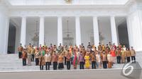 Presiden Joko Widodo dan Wakil Presiden Jusuf Kalla berpose bersama para Menteri didampingi pasangannya masing-masing, Jakarta, Senin (27/10/2014). (Liputan6.com/Herman Zakharia)