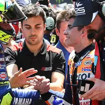 Valentino Rossi jabat tangan Marc Marquez usai berlomba di Sirkuit Katalunya, Barcelona, tahun 2016. (Zimbio)