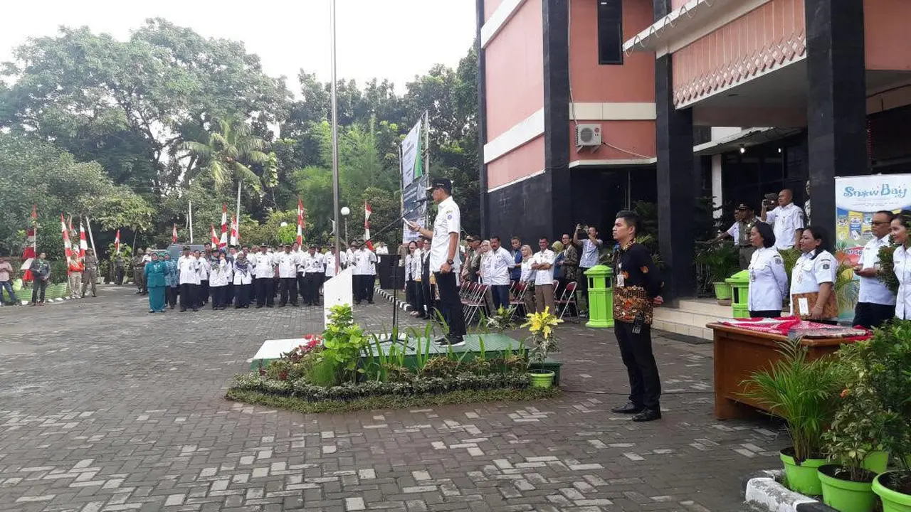 Wagub DKI Jakarta Sandiaga Uno memimpin apel di kantor Kelurahan Cipayung, Jakarta Timur, Rabu (24/1/2018).